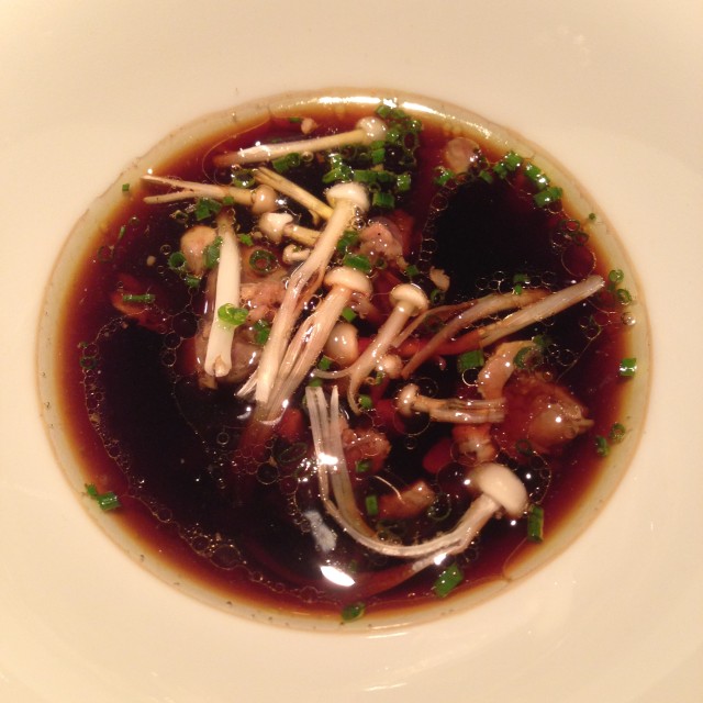  Eendenborst met consommé van eend, Japanse paddenstoelen en bieslook